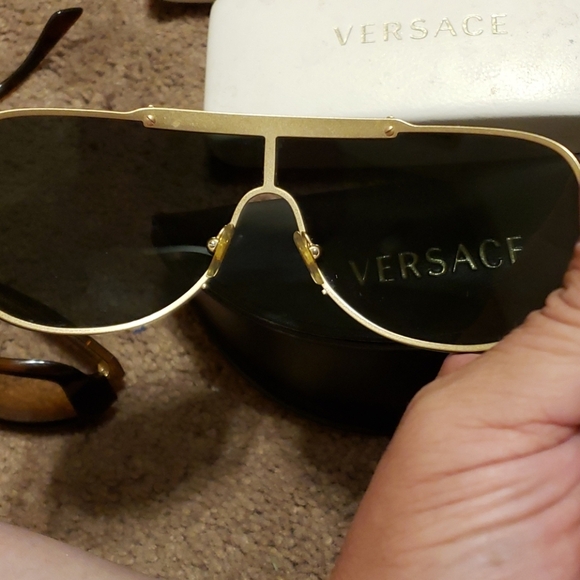 3 pair Versace sunglasses 🕶  with cases!! - Picture 8 of 13